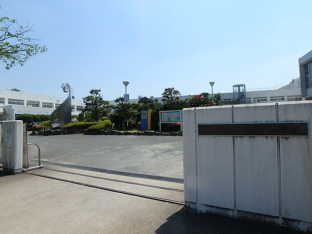 太宰府南小学校（約1,200m・徒歩15分）