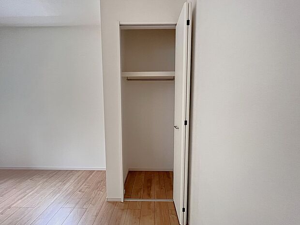 【同仕様写真(その他内観)】1階納戸3.5帖　収納スペース(1号棟同仕様)