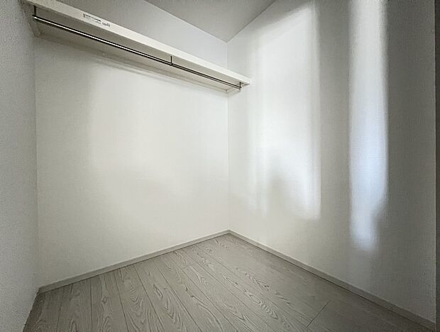 【同仕様写真(その他内観)】ウォークインクローゼット(2号棟同仕様)