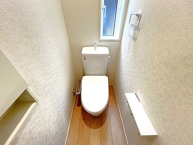 【同仕様写真(その他内観)】トイレは各階にご用意。ウォシュレット機能付き(1号棟同仕様)