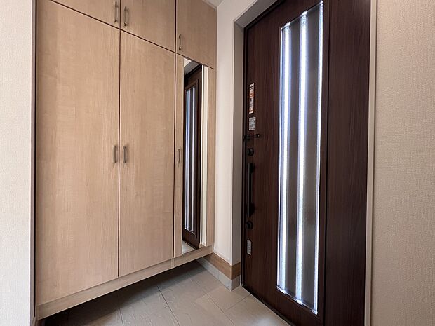 【同仕様写真(その他内観)】シューズボックス付きの玄関(同仕様)