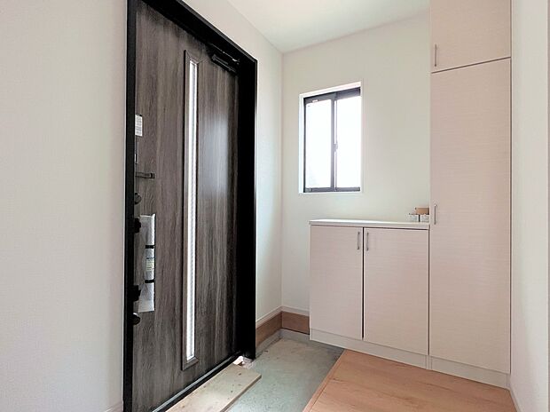 【同仕様写真(その他内観)】下駄箱収納付きの玄関スペース(同仕様)