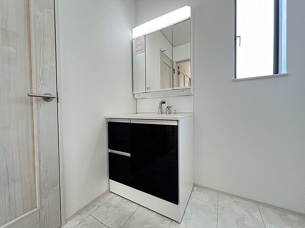 【その他内観】三面鏡仕様の洗面化粧台(同仕様)