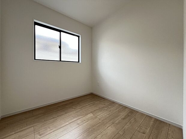 【洋室】洋室3.6帖　居室としてはもちろん、収納部屋としても重宝します