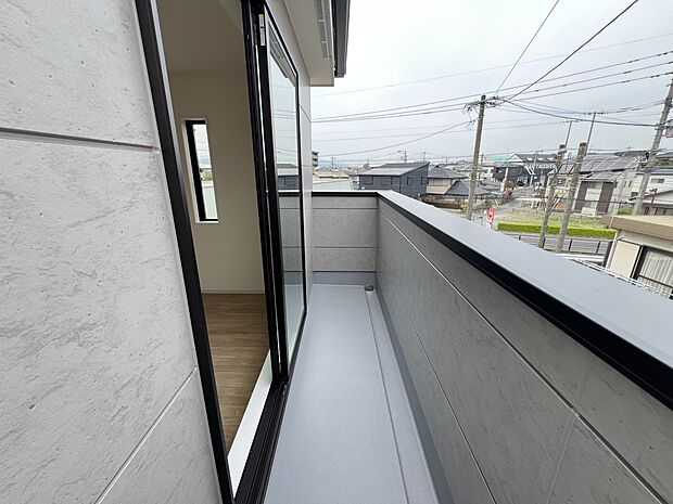 【バルコニー】7.5帖の洋室から出入り可能なバルコニー