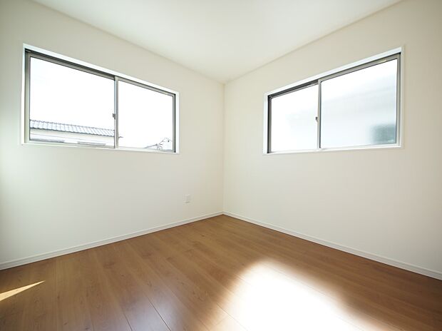 【同仕様写真(その他内観)】洋室4.3帖 2面採光の明るい居室です(1号棟同仕様)