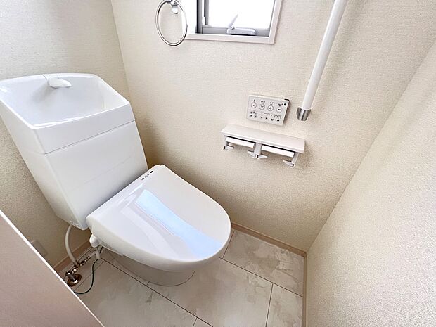【同仕様写真(その他内観)】トイレは各階にご用意。ウォシュレット機能付き(2号棟同仕様)