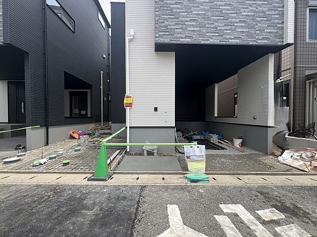 【駐車場】お車は2台駐車可能です(1号棟)