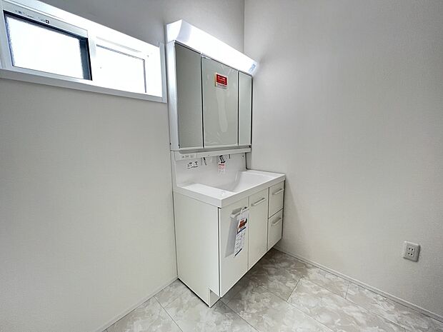 【同仕様写真(その他内観)】三面鏡仕様の洗面化粧台(同仕様)