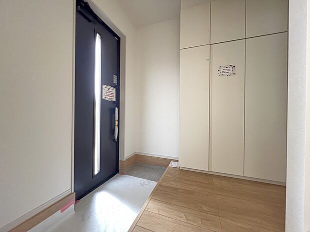 【玄関】ゆとりのある玄関空間は、家族や来客が快適に出入りできる環境を提供します(1号棟)