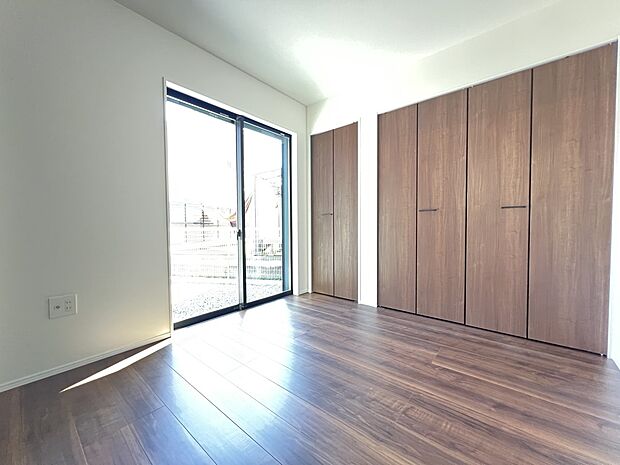 【洋室】1階洋室4.5帖　リビングから目の行き届きやすいお部屋です