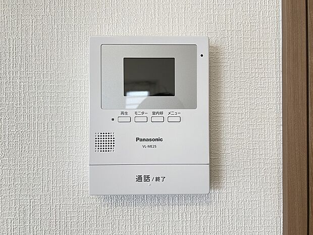 【防犯設備】TVモニター付きインターホン　手放し通話ができ、  送話表示灯で送話・受話状態が確認できます（同仕様)