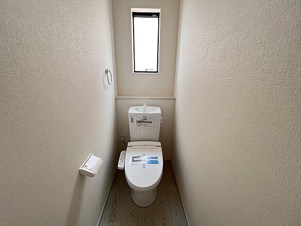 【同仕様写真(その他内観)】トイレは各階にご用意　ウォシュレット機能付き(同仕様)