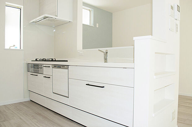 【建物プラン例(内観写真)】リビング空間を見渡せる対面式システムキッチンで、小さなお子様のいるご家庭でも安心です※当社施工例