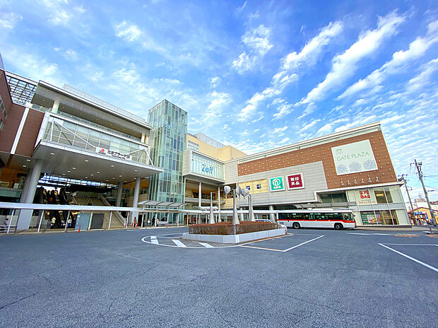 「たまプラーザテラス」まで徒歩20分。ファッション、グルメ、インテリア雑貨等が入る駅直結の複合商業施設。施設内には人工芝ゾーンやキッズゾーンも完備し、自然を感じながらくつろげるスペースなどが充実。