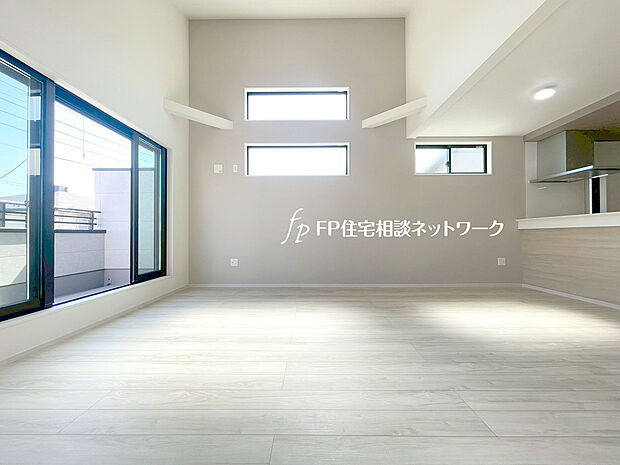 <1号棟>2階リビングは窓が多く日当り良好。人の目を気にせずに寛げます。窓を開ければバルコニーに繋がり開放的。