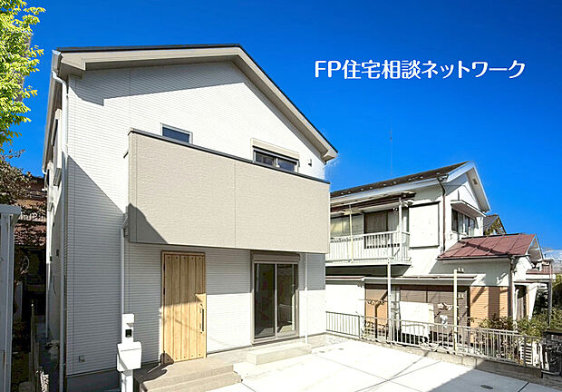 深く豊かな緑と爽快な青い空を感じる、まるで杜の中に暮らすような心地よさを存分に堪能いただける邸宅です。最高グレードの設備仕様が標準装備のデザイナーズ住宅で快適で便利な生活をお送り頂ける一品です。