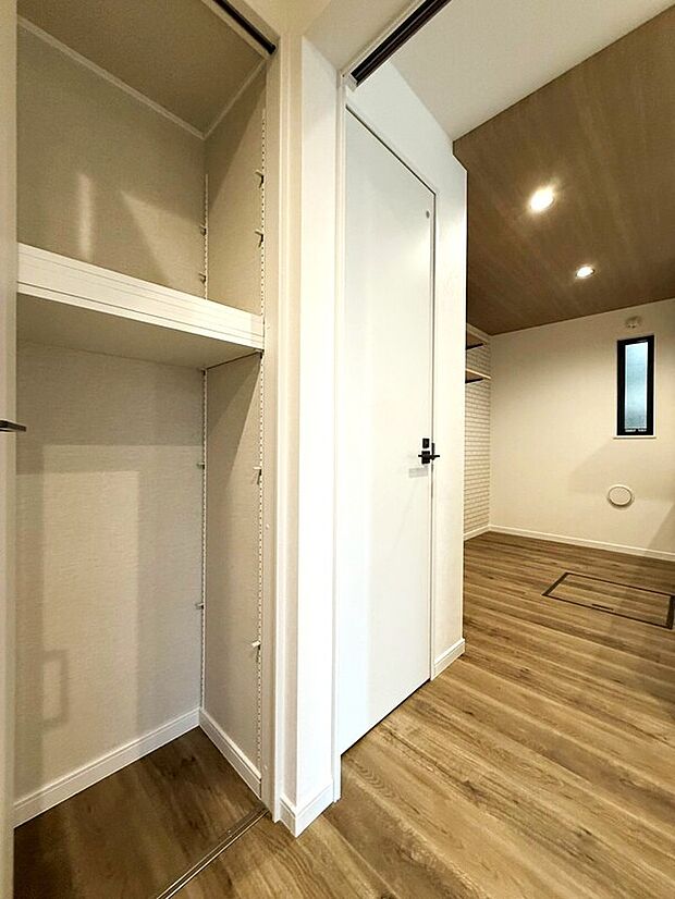 リビングを出てすぐの場所に設けた何かと便利な収納。掃除機など日常的に使うけど、片づけ場所に困る・・そんなものを収納するのにピッタリです。リビングには出来るだけ家具や物を置かず、すっきりとしたいですね。