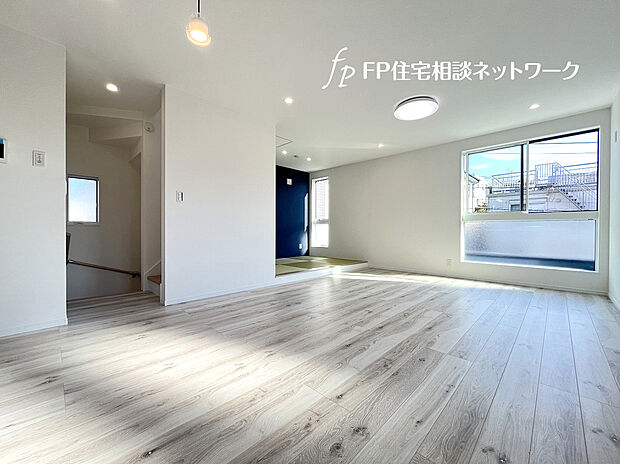 南に面した大きな窓から光が降りそそぐ開放的なリビング。自然の恵みが、快適で心地の良い空間を演出。