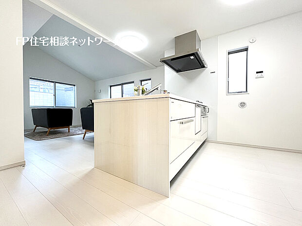 リビングに降り注ぐ明るい陽射しがそのままキッチンにも柔らかく降り注ぐ明るい印象のキッチン廻り。リビングとキッチンの間に壁を設けてないフルオープンタイプですので、空間に一体感を感じられます。