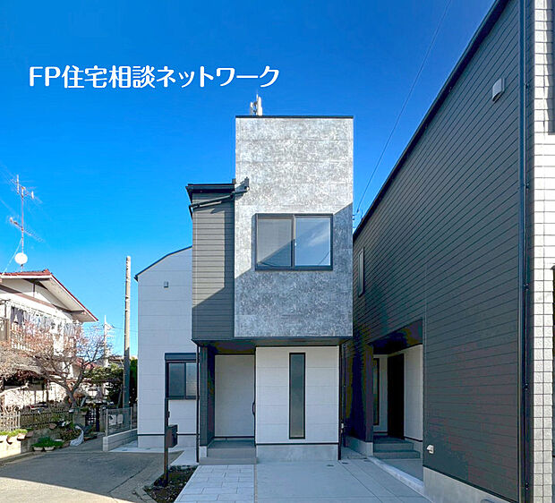 グレーをベースにしたモダンな外観。アクセント外壁を採用し、スタイリッシュなデザインに仕上がっています。