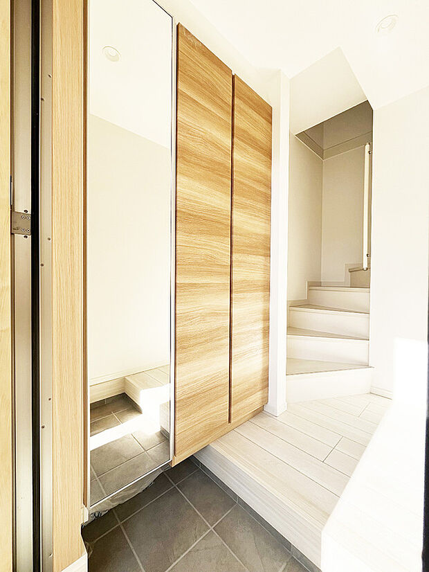 天井までの玄関収納付で、家族の履物が多くても安心。出勤前の身支度チェックに欠かせない姿見付。～１3号棟