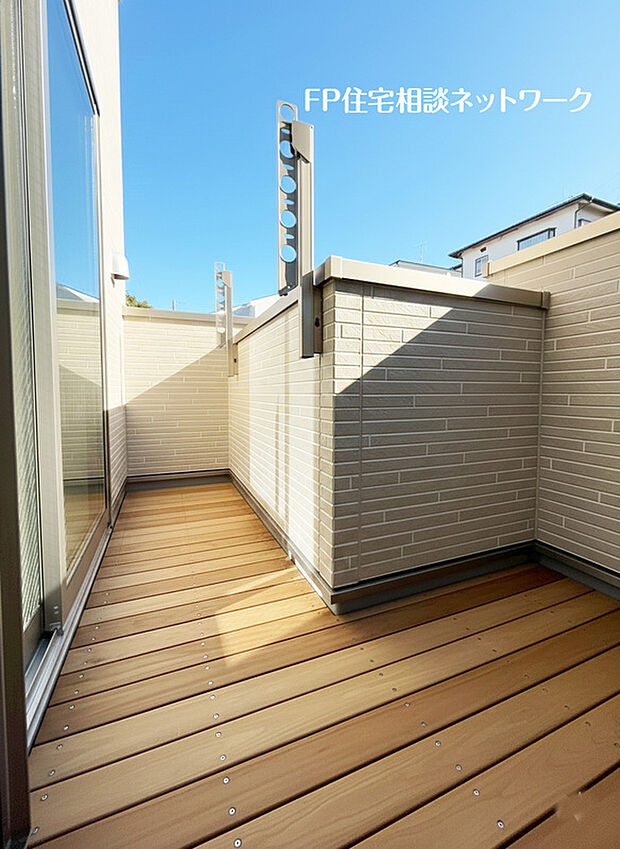 本画像はAIがCGでウッドデッキ作成しており、実際の現地にウッドデッキは設置されておりません。また、販売価格にウッドデッキ等は含まれておりません。