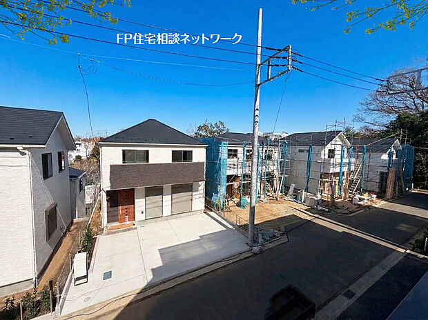 全8棟の新築分譲。自然豊かな三ツ池公園が徒歩圏内。保育園や小学校が徒歩3分圏内にあり、子育てしやすい住環境です。