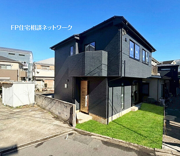 前面は車通りの少ない道路。お車の出し入れが苦手な方も安心ですね。しっかり舗装もされているので、ベビーカーや自転車でも快適に通行できます。