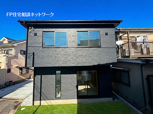 深く豊かな緑と爽快な青い空を感じる、まるで杜の中に暮らすような心地よさを存分に堪能いただける邸宅です。最高グレードの設備仕様が標準装備のデザイナーズ住宅で快適で便利な生活をお送り頂ける一品です。