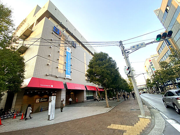 青葉台東急スクエアまで1300m。「青葉台」駅に隣接する複合商業施設。7棟の建物で構成され、飲食、ファッション、雑貨、書籍、家電など、バラエティ豊かなが店舗が揃っています。