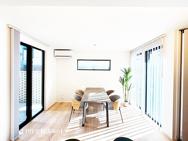 ダイニングの左右には大型の掃き出し窓から出入りが出来るプライベートテラス付きです。※本画像はAIがCGで家具を作成しております。また、販売価格に家具等は含まれておりません。