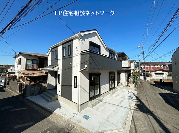 前面道路は車通りの少ない道路。お車の出し入れが苦手なママや小さなお子様にも安心ですね。しっかり舗装もされているので、ベビーカーや自転車で通っても快適に通行できます。