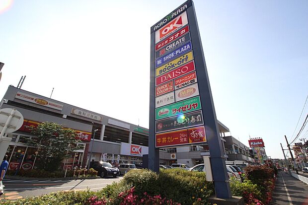 アクロスプラザ東神奈川まで120m、徒歩2分の近さで日々のお買い物も快適！スーパーのOKやドラッグストア、100円ショップ、飲食店等が軒を連ねる便利な複合型ショッピング施設です。