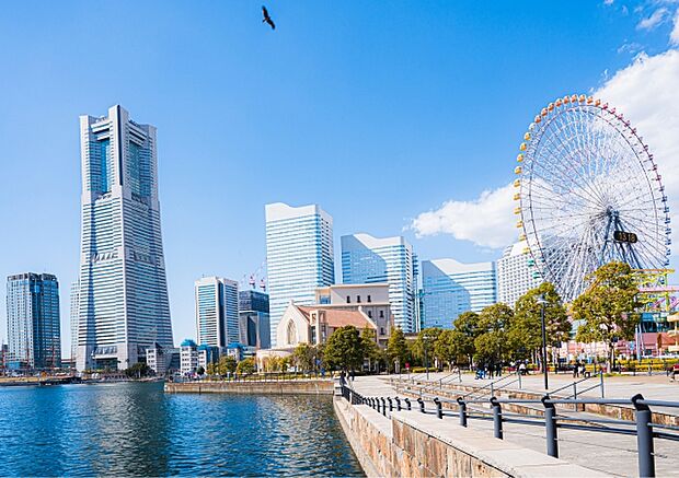 桜木町駅が徒歩圏内にあり、みなとみらいエリアへも気軽にアクセスできるロケーション。ショッピングやグルメ、散策など多彩な楽しみが身近に揃い、日常に華やぎを添える住環境です。