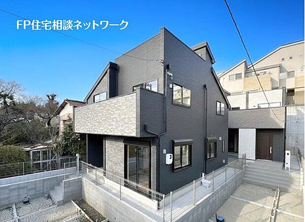 【類似外観同仕様】施工例のため分譲中の建物とは外壁、屋根開口部等の形状・仕様が異なります。