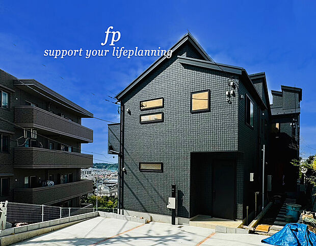 【類似外観同仕様】施工例のため分譲中の建物とは外壁、屋根開口部等の形状・仕様が異なります。