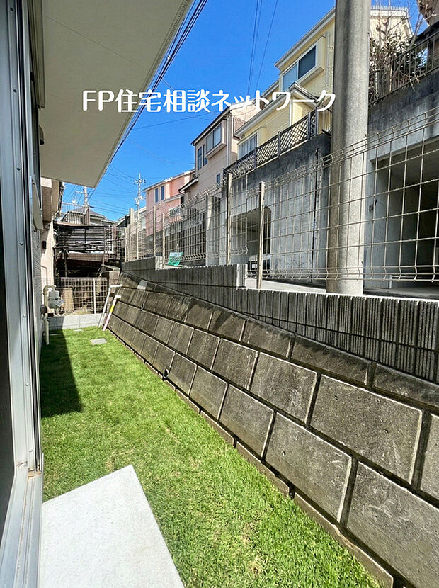 リビング前庭スペース~本画像はAIがCGで庭の芝を作成しており、実際の現地に芝は施工されておりません。また、販売価格に芝等は含まれておりません。