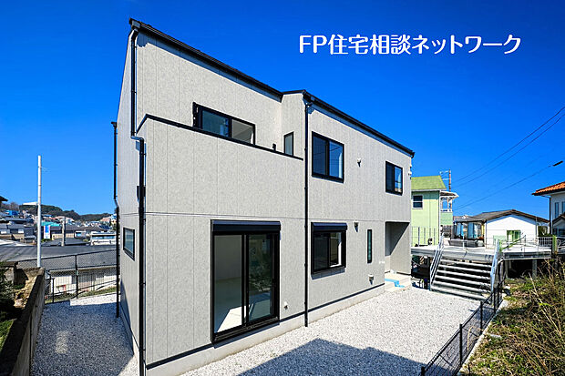 深く豊かな緑と爽快な青い空を感じる、まるで杜の中に暮らすような心地よさを存分に堪能いただける邸宅です。最高グレードの設備仕様が標準装備のデザイナーズ住宅で快適で便利な生活をお送り頂ける一品です。