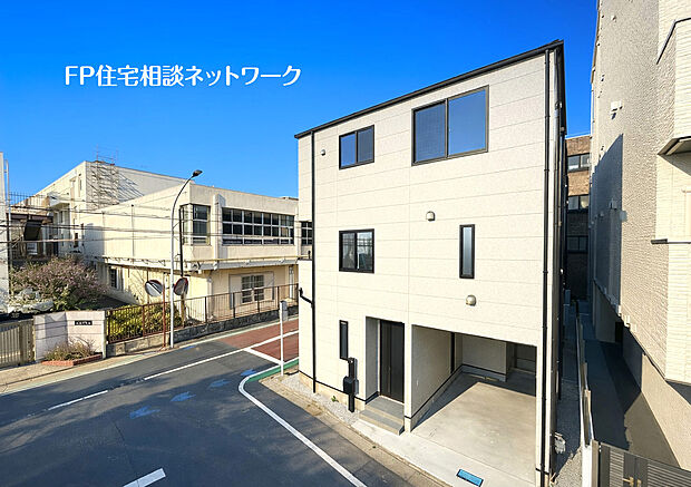 【類似外観同仕様】施工例のため分譲中の建物とは外壁、屋根開口部等の形状・仕様が異なります。