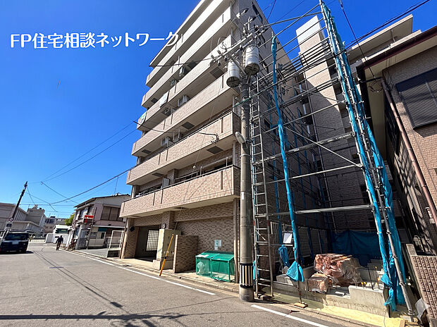 前面道路は幅員にゆとりがあり、フラットなアプローチのため、お車の出し入れや自転車の移動も大変スムーズです。