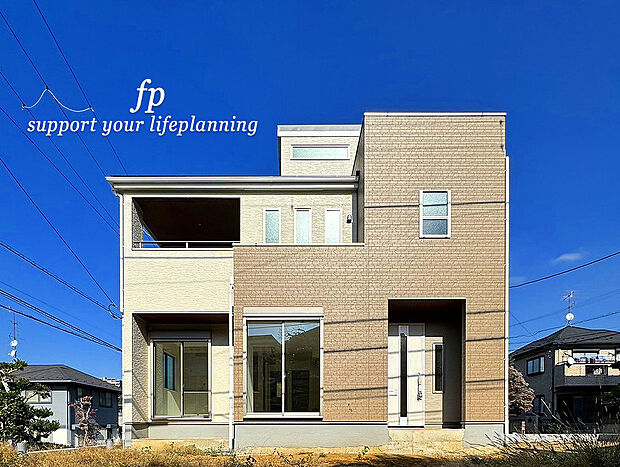 【類似外観同仕様】施工例のため分譲中の建物とは外壁、屋根開口部等の形状・仕様が異なります。