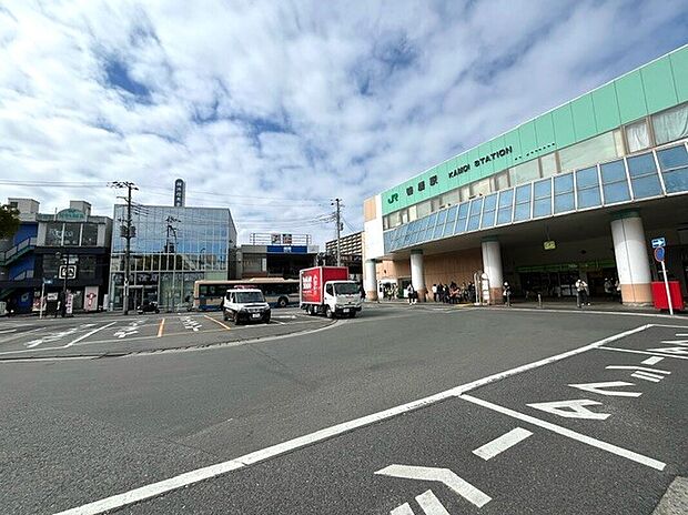 「鴨居駅」まで徒歩12分(約900m)JR横浜線の快速停車駅で、横浜や町田へ好アクセスです。駅周辺は商業施設が充実し、ららぽーと横浜も徒歩圏内。利便性と豊かな住環境が両立した、暮らしやすい街です。