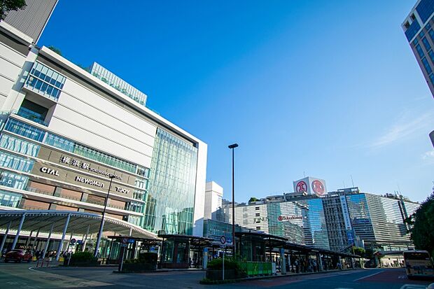 横浜駅まで徒歩8分の好立地で、通勤・通学はもちろん、ショッピングや外食も気軽に楽しめる便利なロケーションです。  