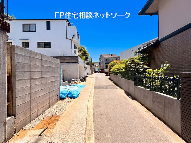 前面道路は車通りの少ない道路。お車の出し入れが苦手なママや小さなお子様にも安心ですね。しっかり舗装もされているので、ベビーカーや自転車で通っても快適に通行できます。
