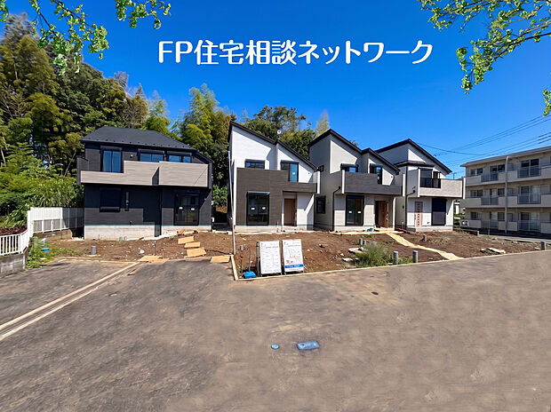 竹林の深い緑と、澄み切った青空に映えるスタイリッシュな家々。都市の洗練と自然の静寂が共存する、心地よい暮らしの始まりを感じさせます。