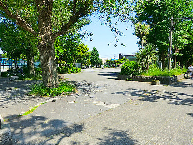 小田公園まで850m。軟式野球場のある広い公園で、夏はじゃぶじゃぶ池の水遊びが子供たちに人気。大型滑り台やターザンロープなど複合遊具もあり、ダイナミックに遊べます。
