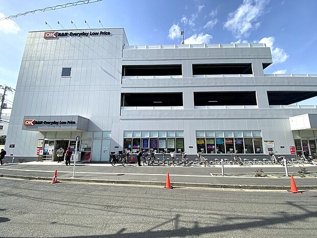 オーケー新子安店まで900m 「高品質・低価格」で大人気のスーパー「オーケー新子安店」。オルトヨコハマ内にあり、生鮮食品や日用品がお得に揃います。毎日のお買い物の強い味方です!