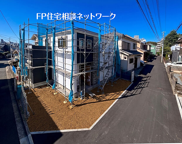 青空に映える、モノトーンのコントラストと石目調の質感。足場が外れる前の、建築の力強さと美しさが同居するレアな瞬間です。