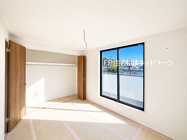 収納力のある大型クローゼット。普段着やスーツはもちろんのこと、コート類などもしっかり掛けられます。お部屋を広く、有効活用できますね♪(3号棟)
